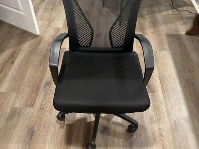 Black Ergonomic Mesh Office Desk Chair with Armrests and Rolling Wheels