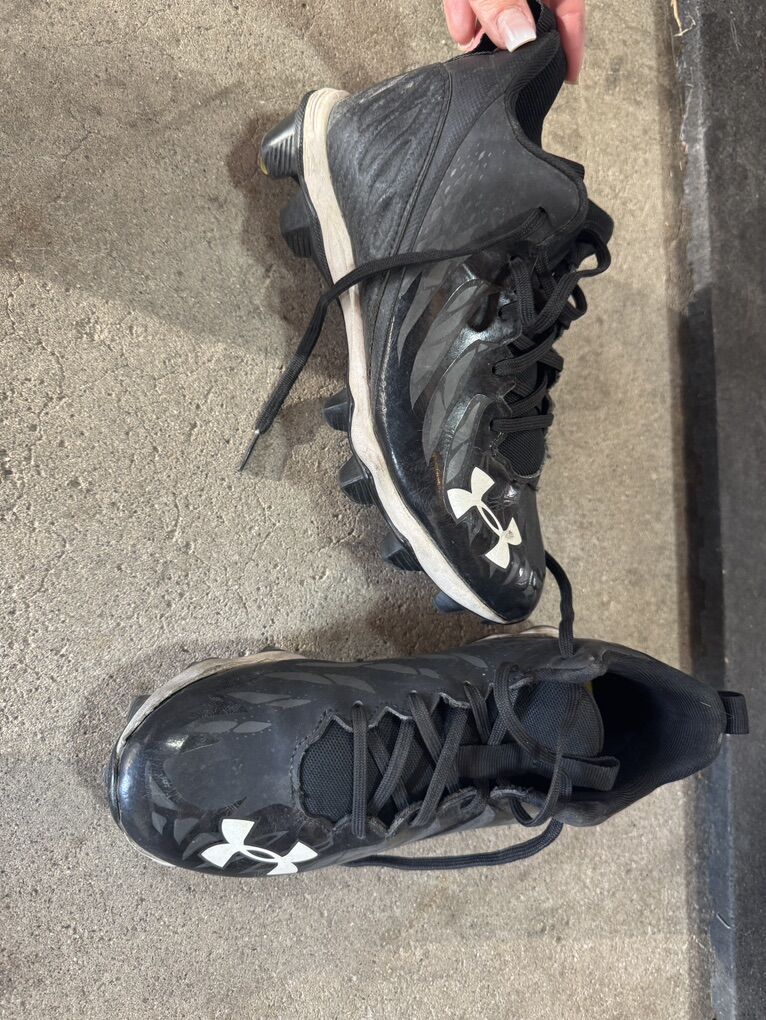 Youth Under Armour Cleats- Size 4.5- Black