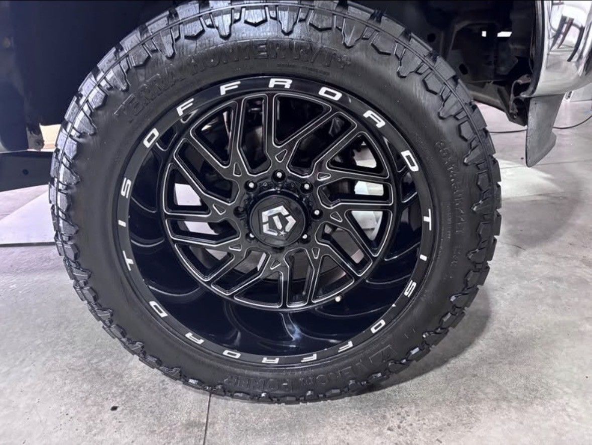 35X14.50X22 Set of 4 TIS Offroad Wheels & Terra Hunter R/T plus Venom power tires