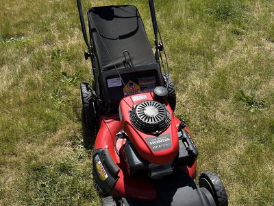 Self propelled lawnmower with Honda engine
