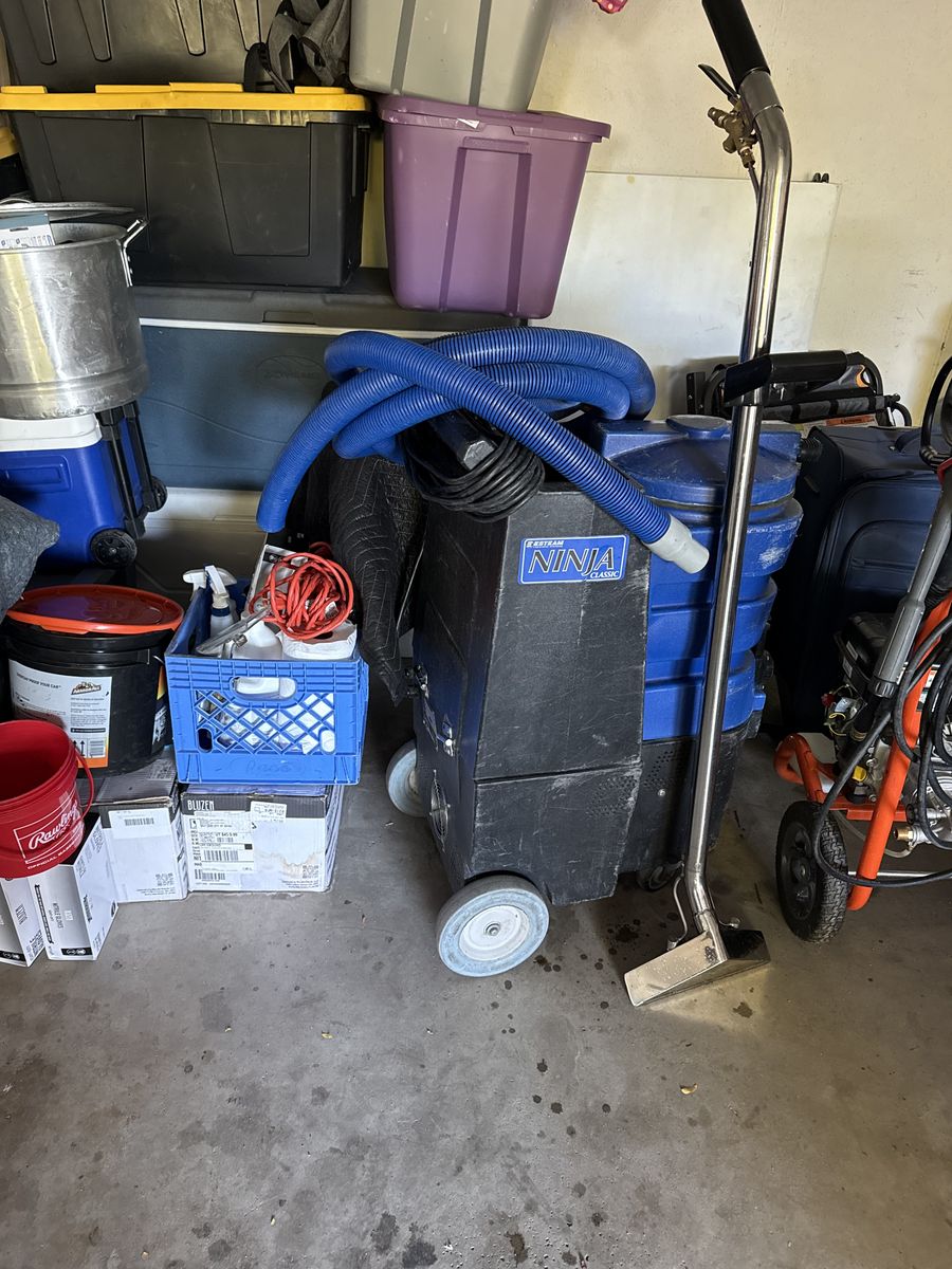 Portable carpet cleaner