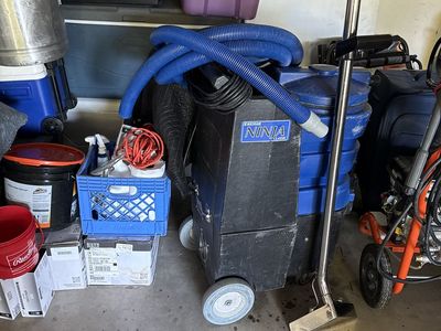 Portable carpet cleaner