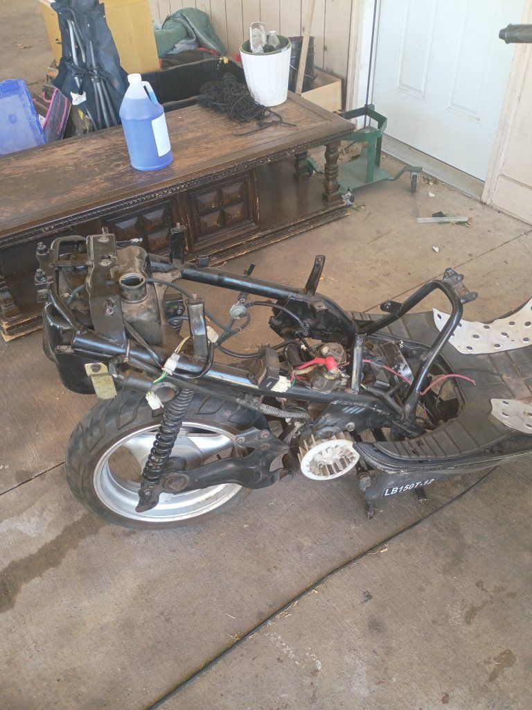 Motorcycle/Scooter Frame with Engine - Project Bike/Parts - Rolling Chassis The motor runs it just has to to be put back togethe