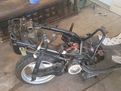 Motorcycle/Scooter Frame with Engine - Project Bike/Parts - Rolling Chassis The motor runs it just has to to be put back togethe