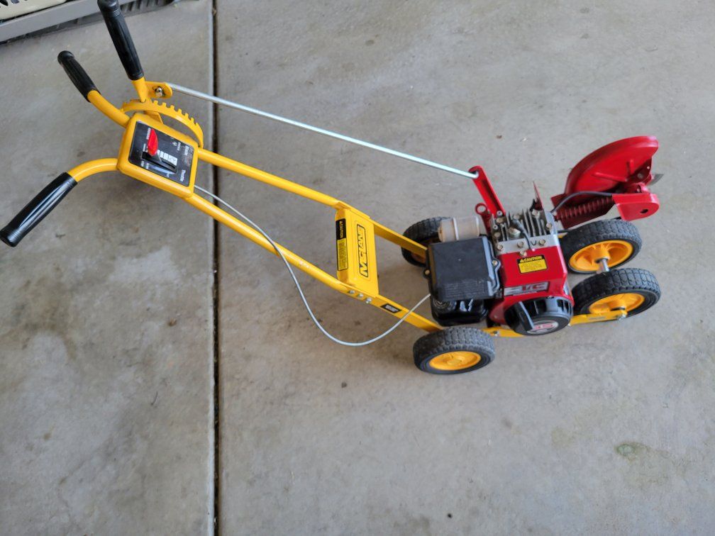 McLane Gas Lawn Edger with 3.5 HP Briggs & Stratton Engine Model 801-3.5IC