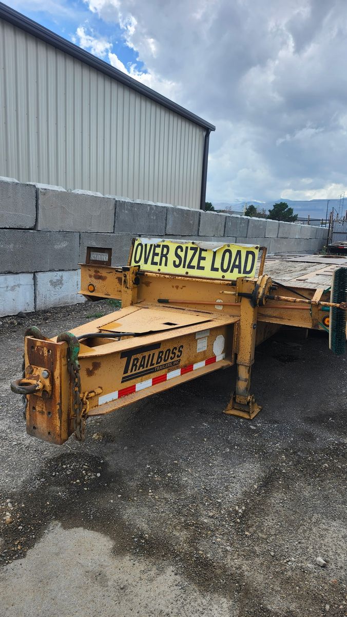 2006 Trailboss Track Hoe Pro – Tri-Axle Heavy Equipment Trailer