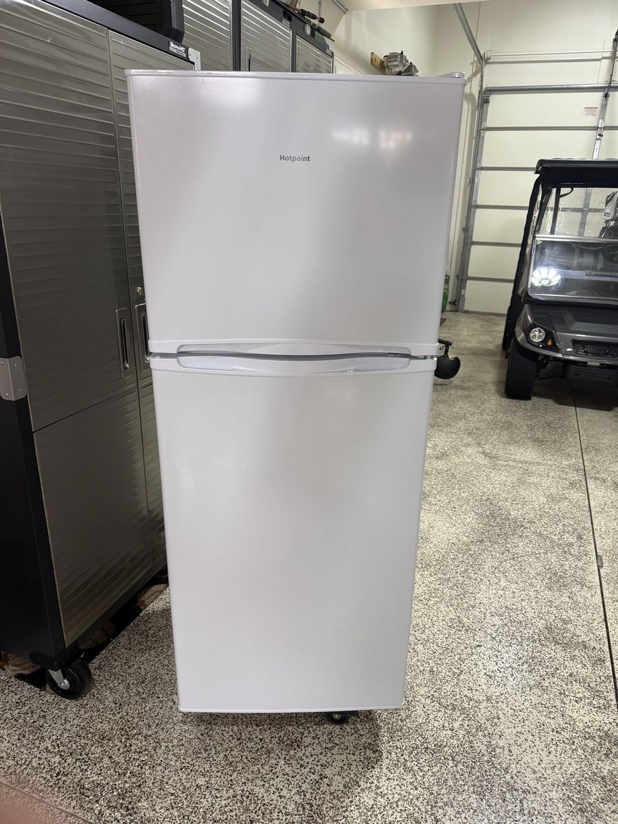 Hotpoint 16.5 Cu. Ft. Top-Freezer Refrigerator in White, New with Factory Plastic