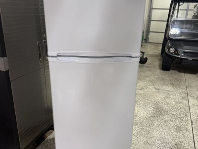 Hotpoint 16.5 Cu. Ft. Top-Freezer Refrigerator in White, New with Factory Plastic