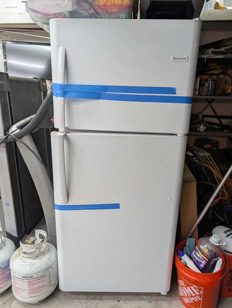 Frigidaire 29.6 in. 20.4 cu. ft. Top Freezer Refrigerator