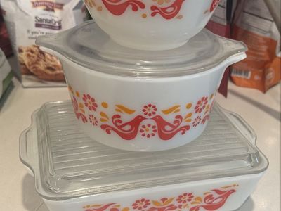 Vintage Pyrex dishes