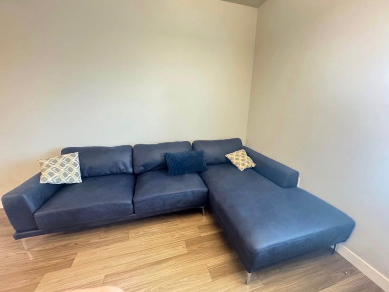 Modern Sectional Sofa w/ Chaise