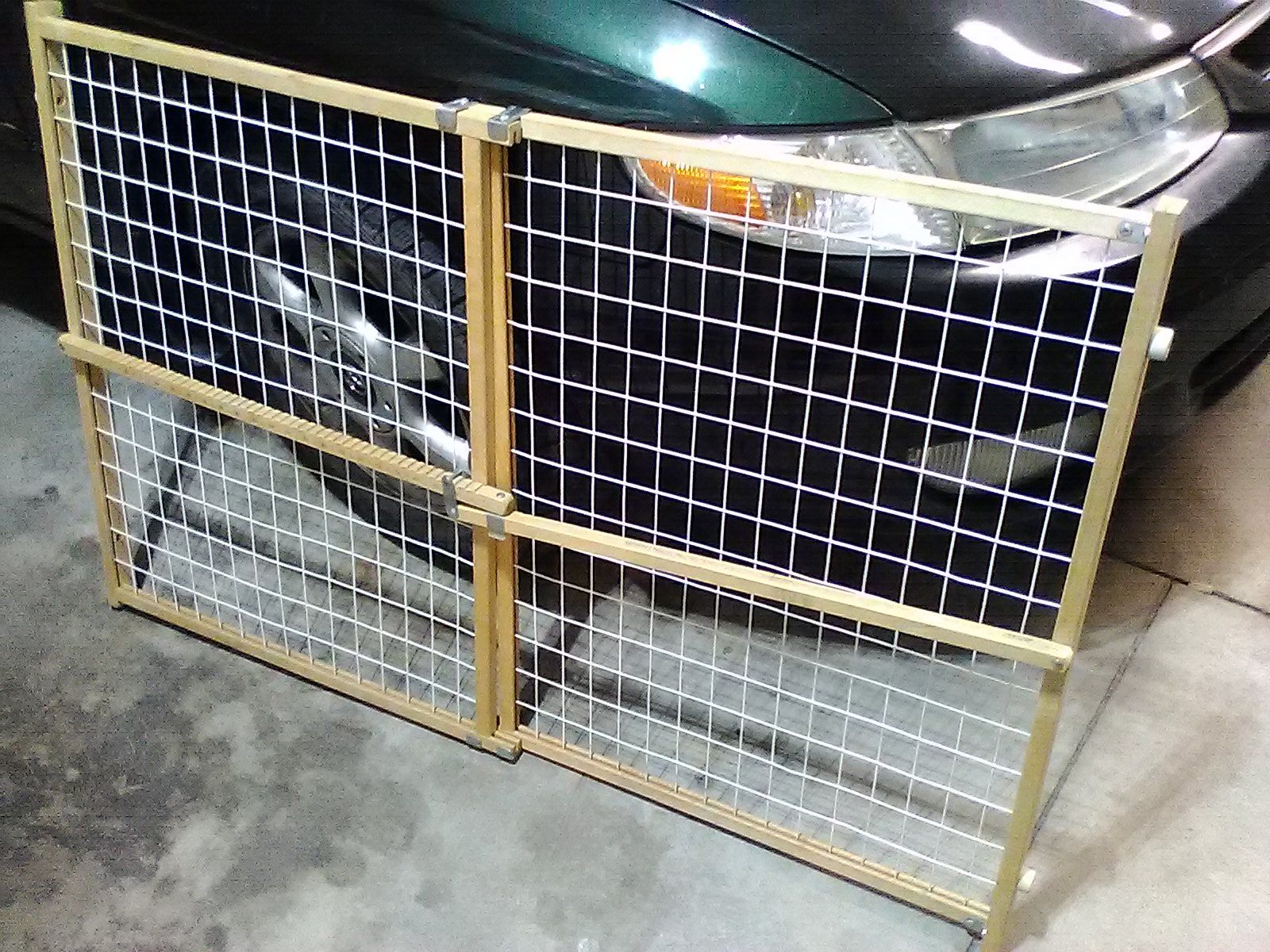 Expandable barrier fence