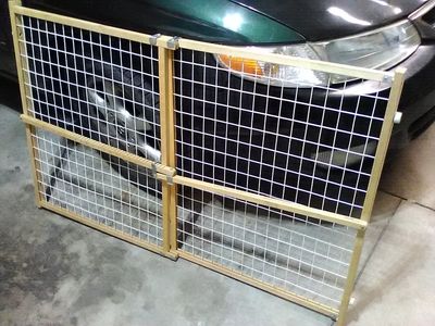 Expandable barrier fence