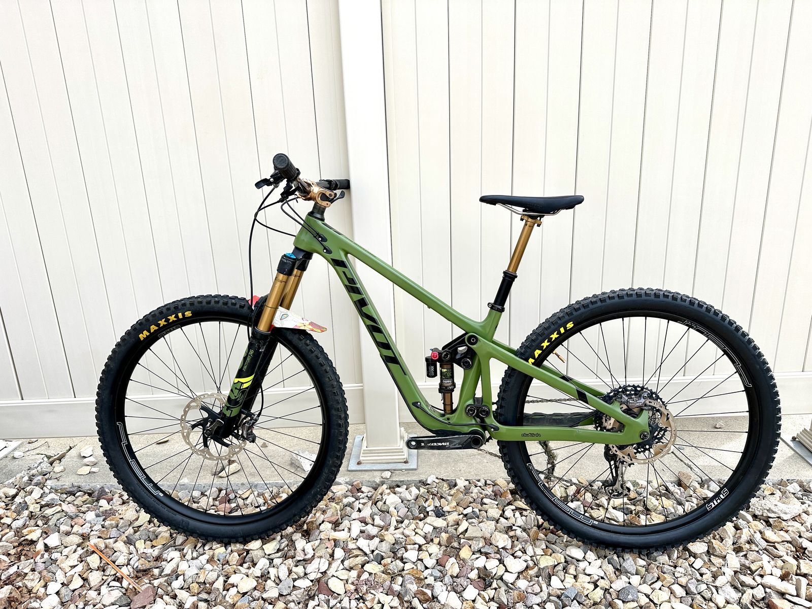 2022 Pivot Switchblade - XT/XTR, Carbon Wheels, I9 Hubs. Size Small