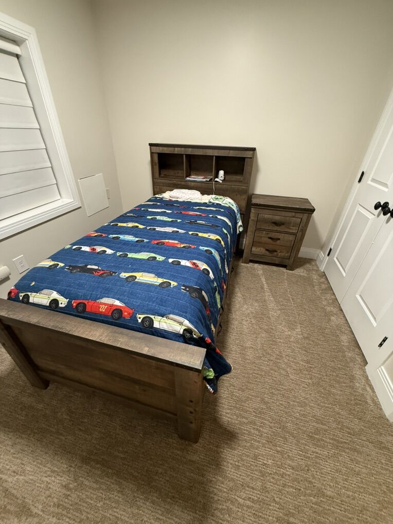 NEW Twin Bed Set