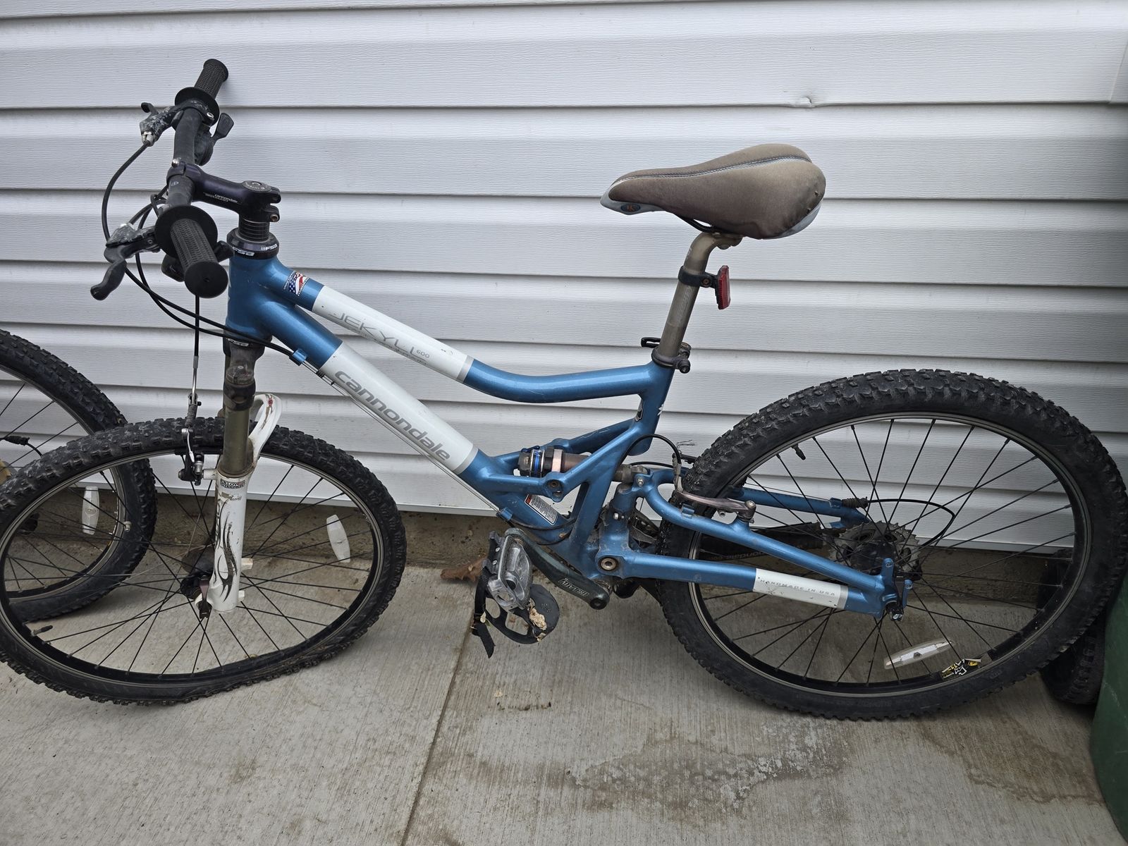 Cannondale Jekyll Full Suspension Mountain Bike - Blue/White, Small, 26" Wheels
