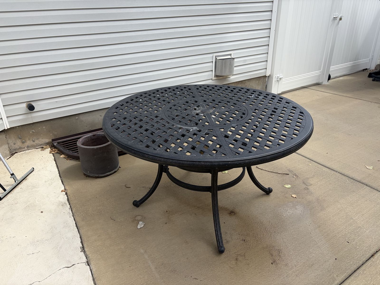 Round Metal Patio Table 