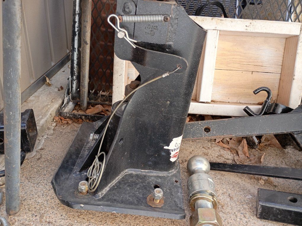 Fifth wheel gooseneck extension