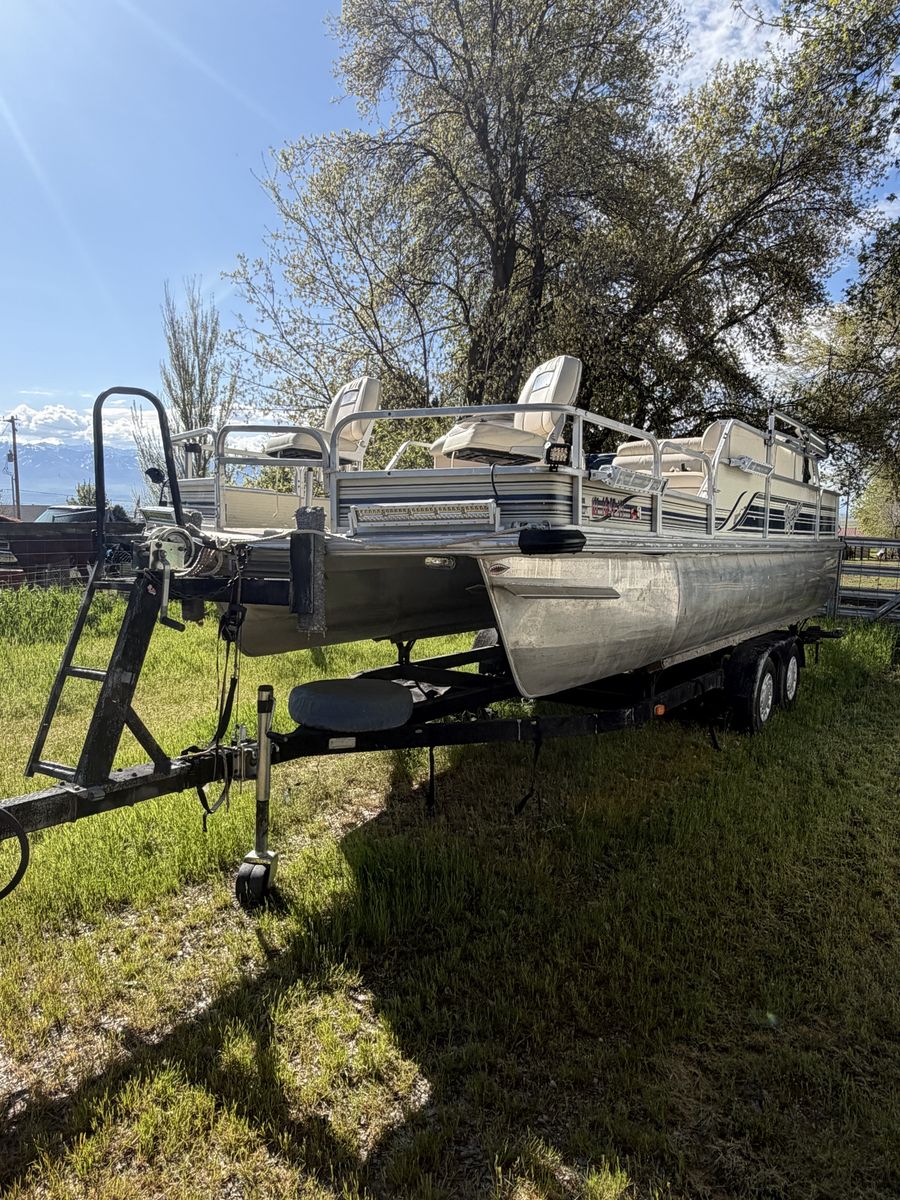 1998 Pontoon Boat - Ready For The Lake