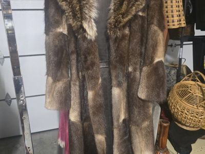 Luxurious Muskrat & Raccoon Fur Coat - Size M