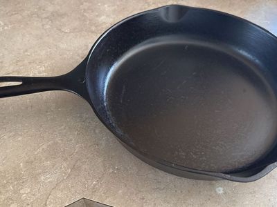 CAST-IRON FRYING PAN