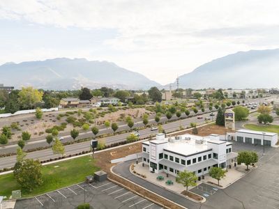 Private Entrance Suite: Converted Finished Garage Bay- Right on University Pkwy, Designated Parking