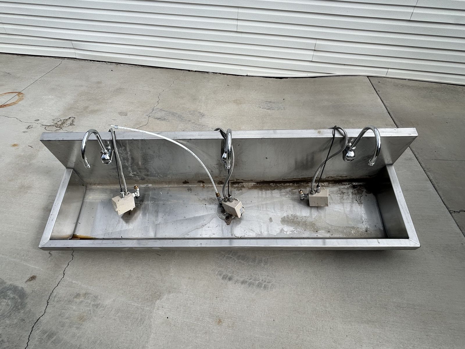 3 faucet sink