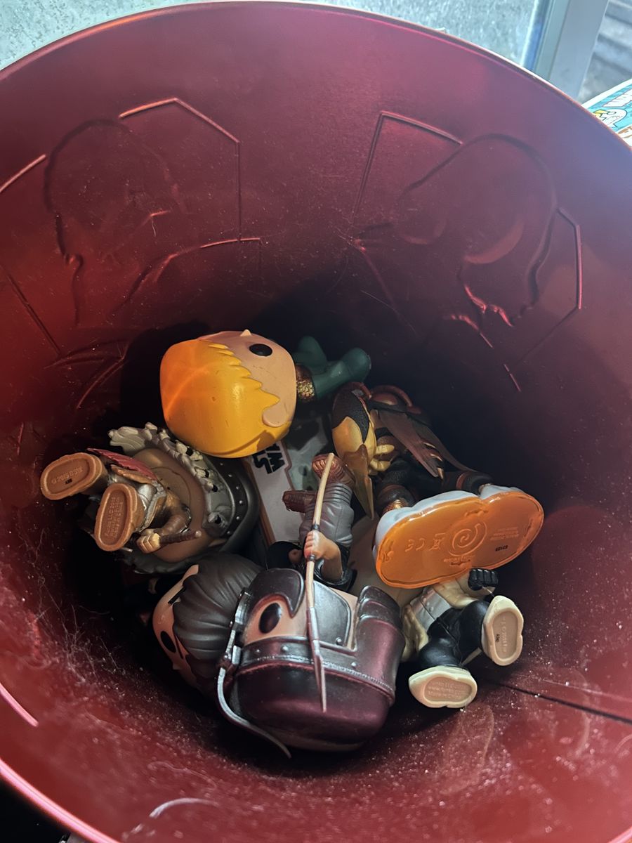 A bucket of  7 pop dolls