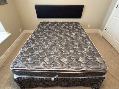 Somma Comfort Control Queen size Water Bed and headboard $200 cash/venmo in Draper