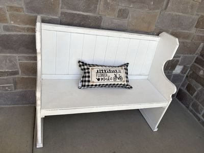 Chic White Entryway Bench - Farmhouse Style Distressed Wood Seating