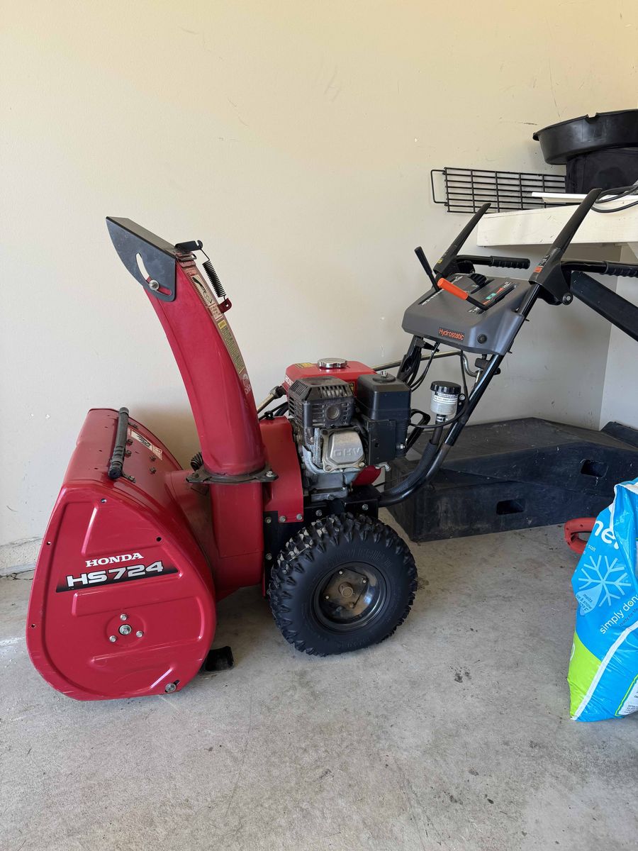 Honda HS724 WA Snowblower – Great Condition