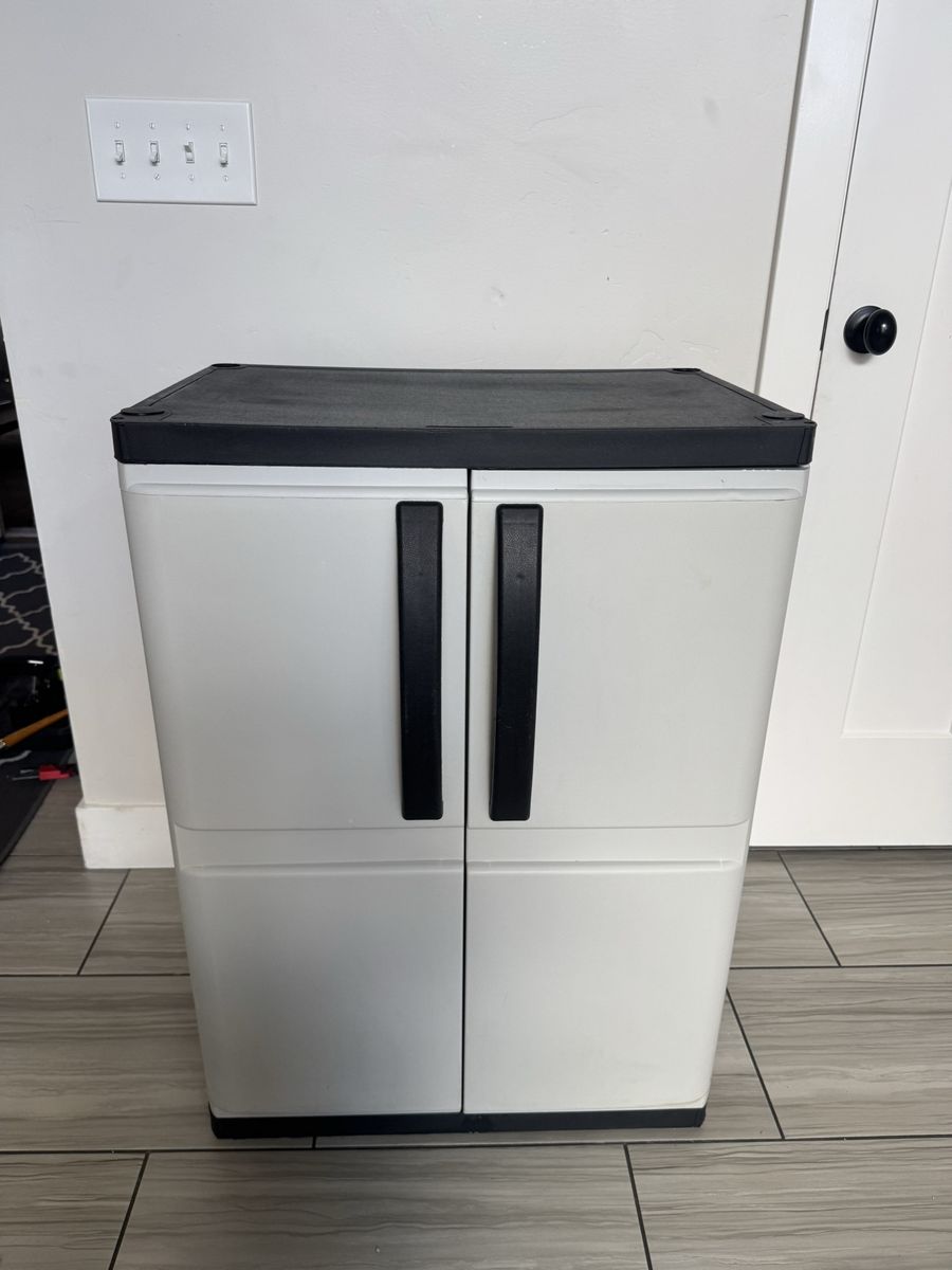 Light weight Plastic Storage Cabinet with Doors and Shelf