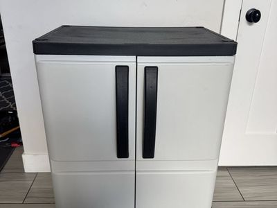 Light weight Plastic Storage Cabinet with Doors and Shelf