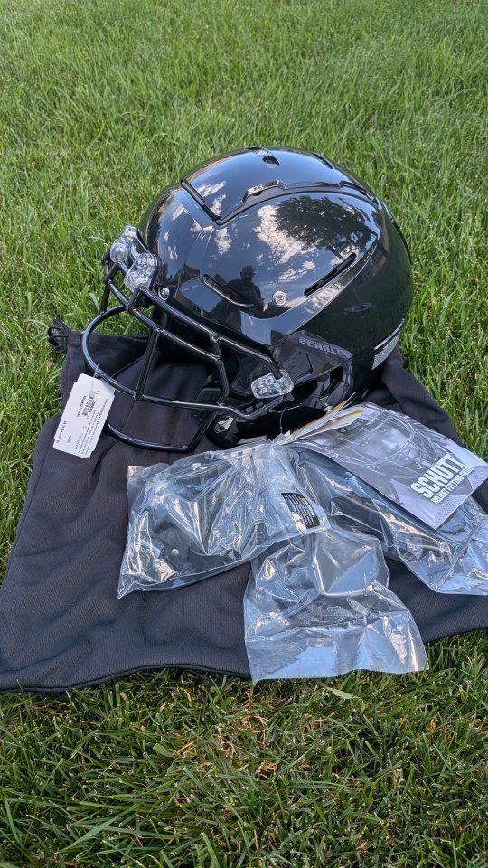 New! 2026 Schutt F7 2.0 Collegiate Large Black