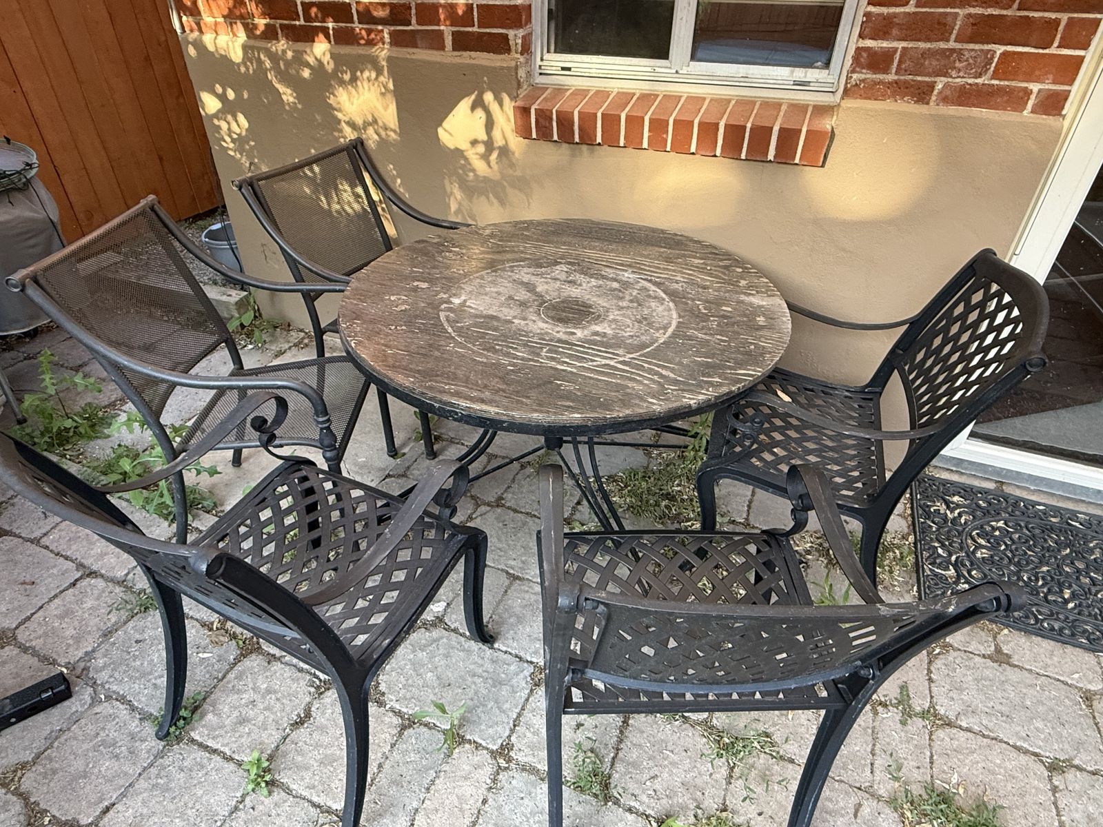 Outdoor round table and 5 chairs