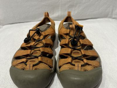 Keen women’s size 9 Wtrprf orange, hiking sandals
