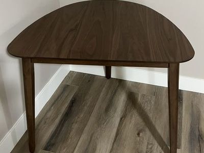 Kitchen table and 2 chairs