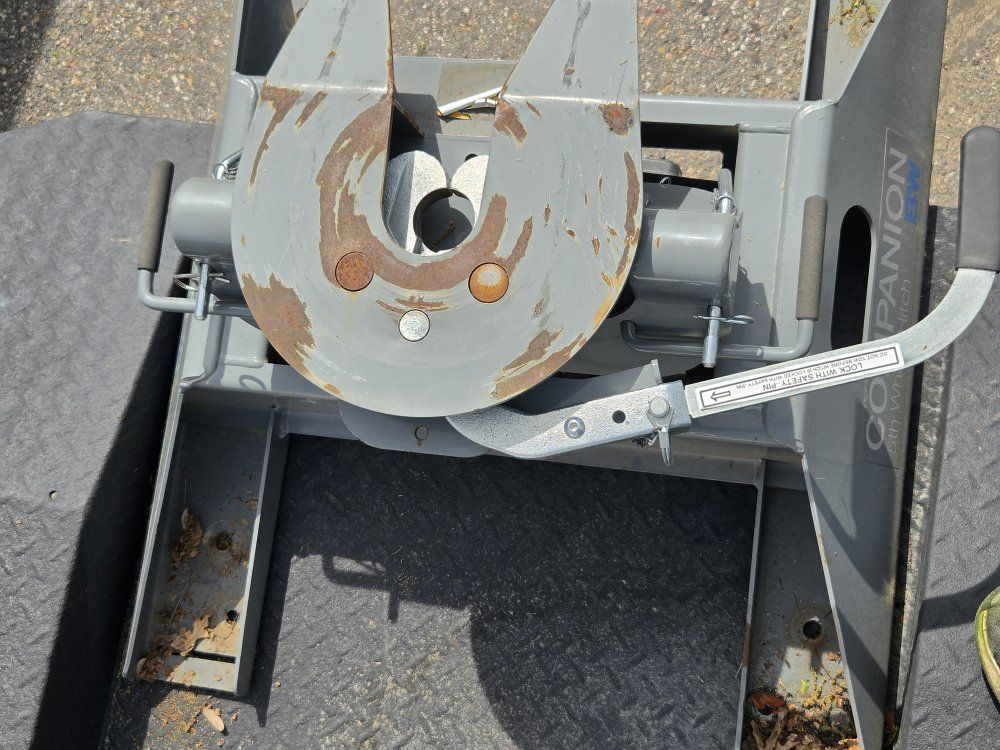 B&W Companion 20k fifth wheel hitch