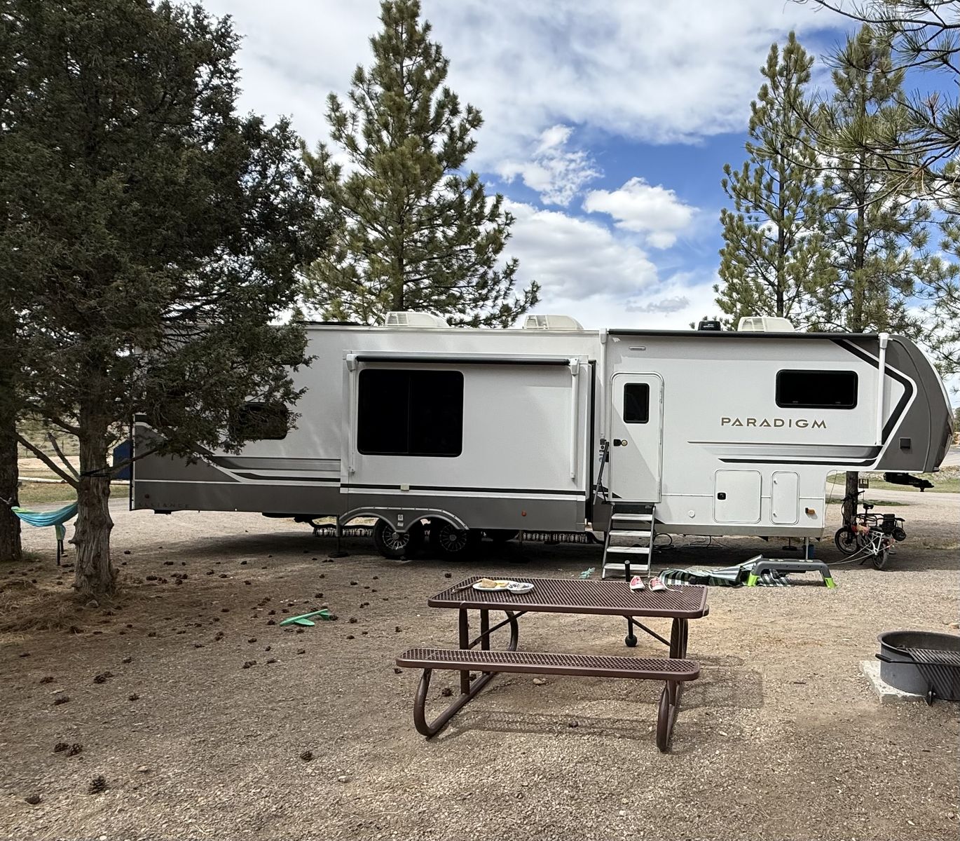 2025 Alliance Paradigm 395DS – 2 Bed / 2 Bath • W/D + Generator • NO Dealer Fees (Free Hitch!)