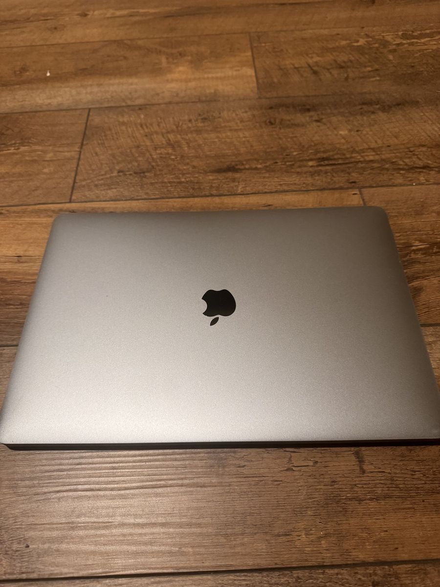 Apple MacBook Pro 15 inch 2018 i9 32GB RAM 500GB SSD Touch Bar Silver