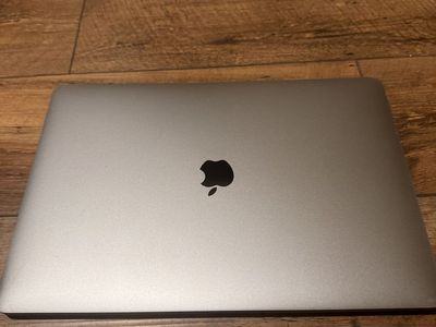 Apple MacBook Pro 15 inch 2018 i9 32GB RAM 500GB SSD Touch Bar Silver
