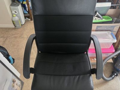 Black Ergonomic Office Chair with Swivel and Wheels - Used