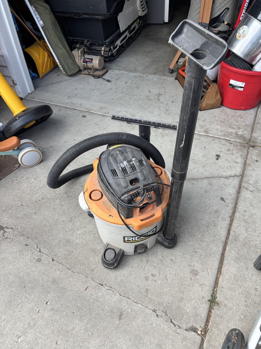 RIDGID Shop Vac 4000RV Wet/Dry Vacuum with Hose and Attachments, Used