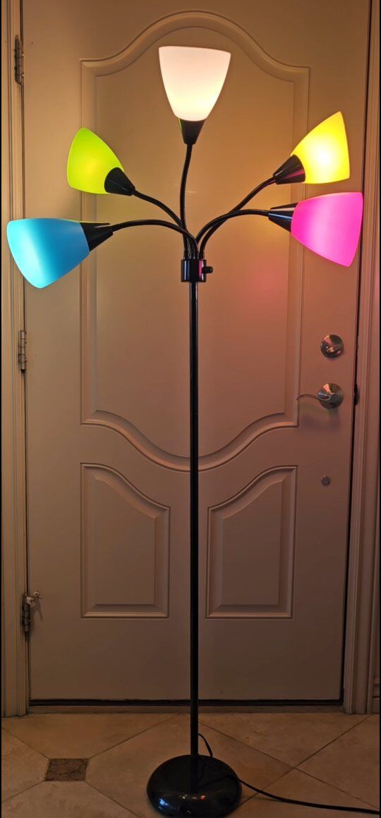 Floorlamp with 5 Interchangeable Shades