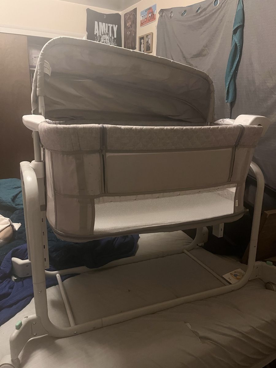 Bassinet with ,vibrations Sounds & Lights