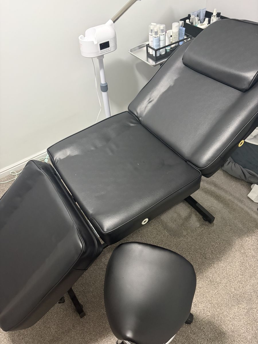 Esthetician/tattoo bed and chair