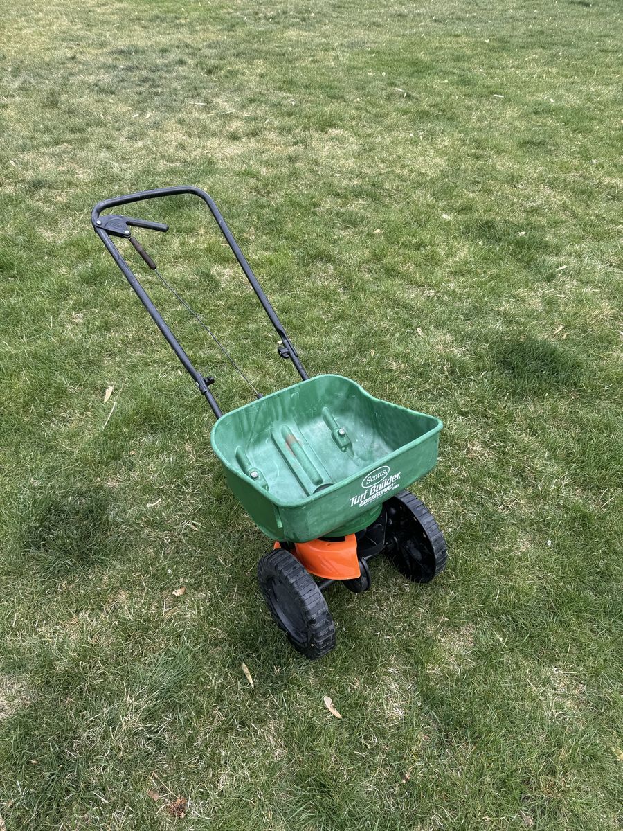 Turf Builder Edge Guard Mini Spreader Fertilizer