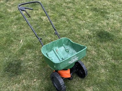 Turf Builder Edge Guard Mini Spreader Fertilizer