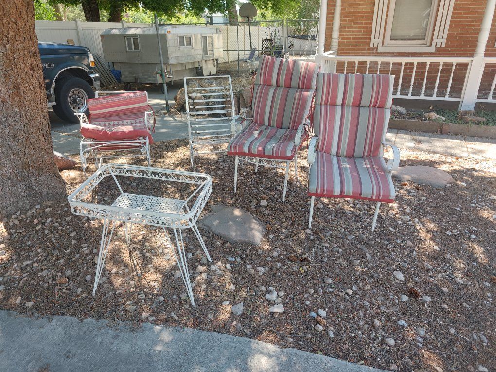 free all metal patio furniture *update! I found all the cushions!