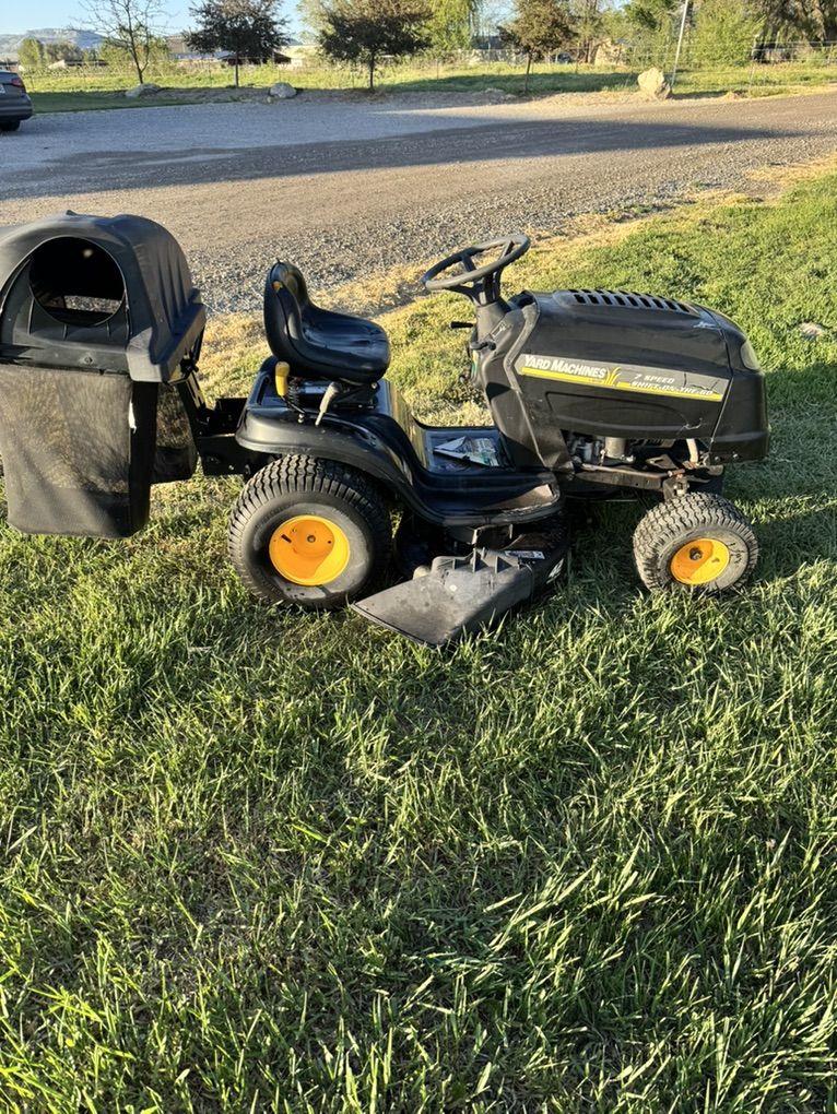 Yard Machine, Riding Lawnmower